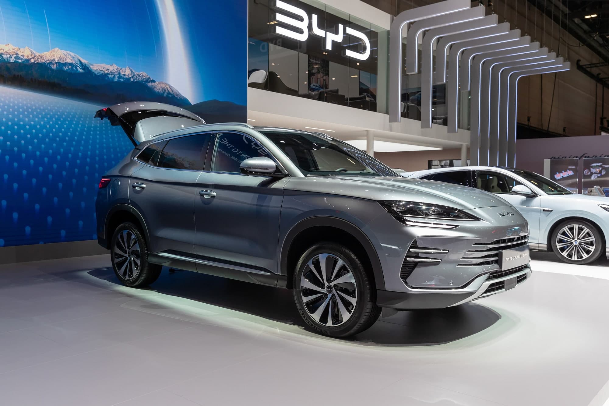 BYD Seal U DM-i in Grau mit geöffneter Heckklappe, schräge Frontansicht
