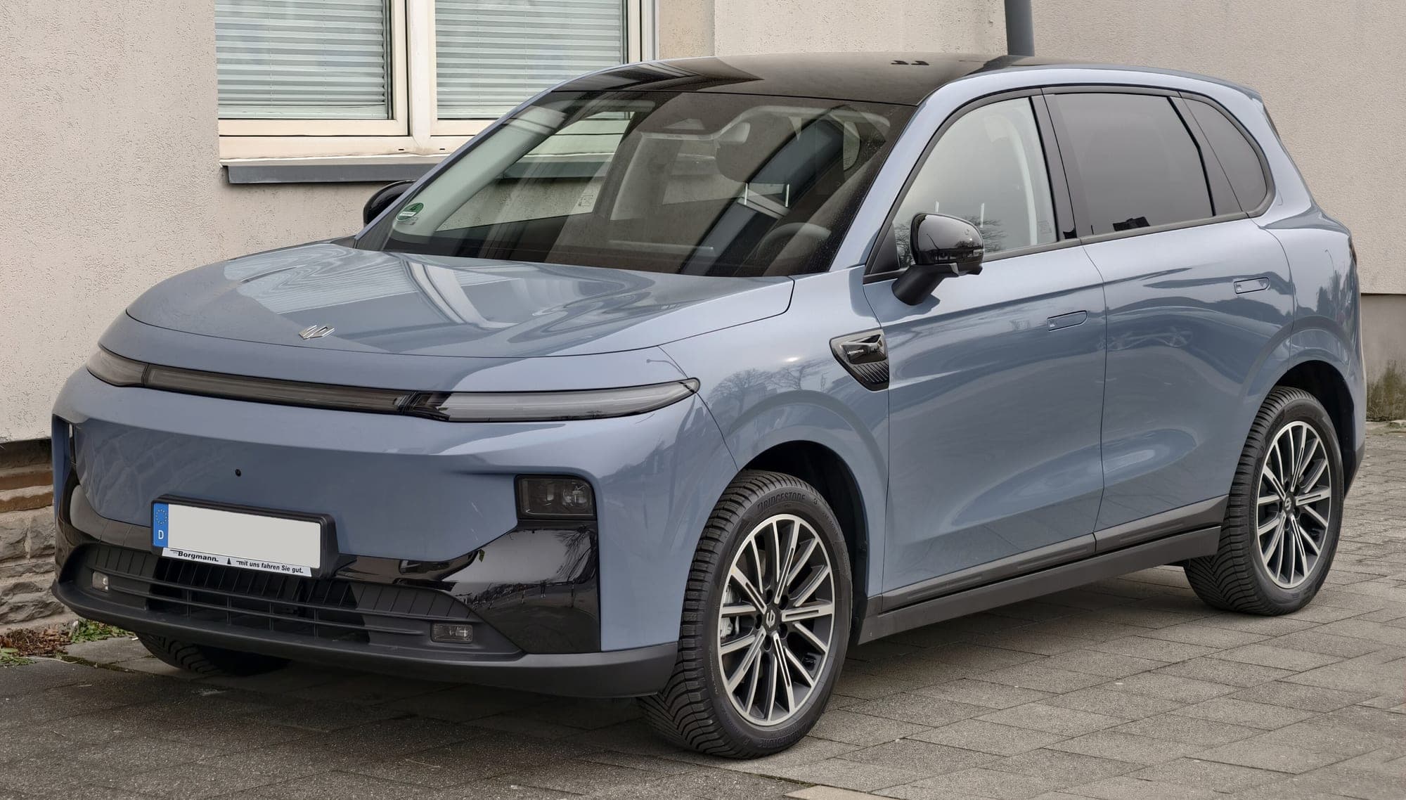 Leapmotor B10 in Blaugrau mit schwarzem Dach, schräge Frontansicht