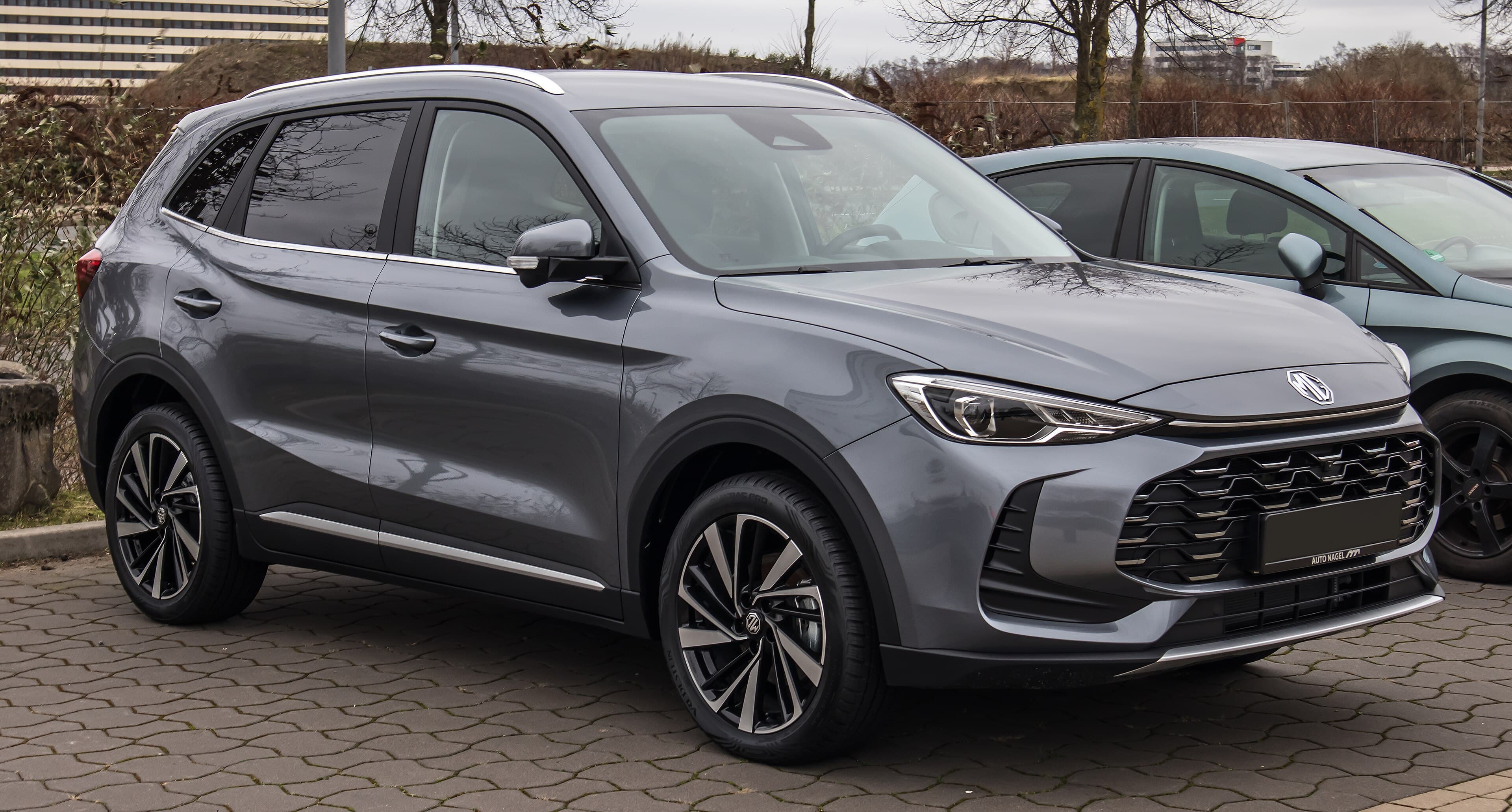 MG ZS Hybrid+ in Grau, schräge Frontansicht